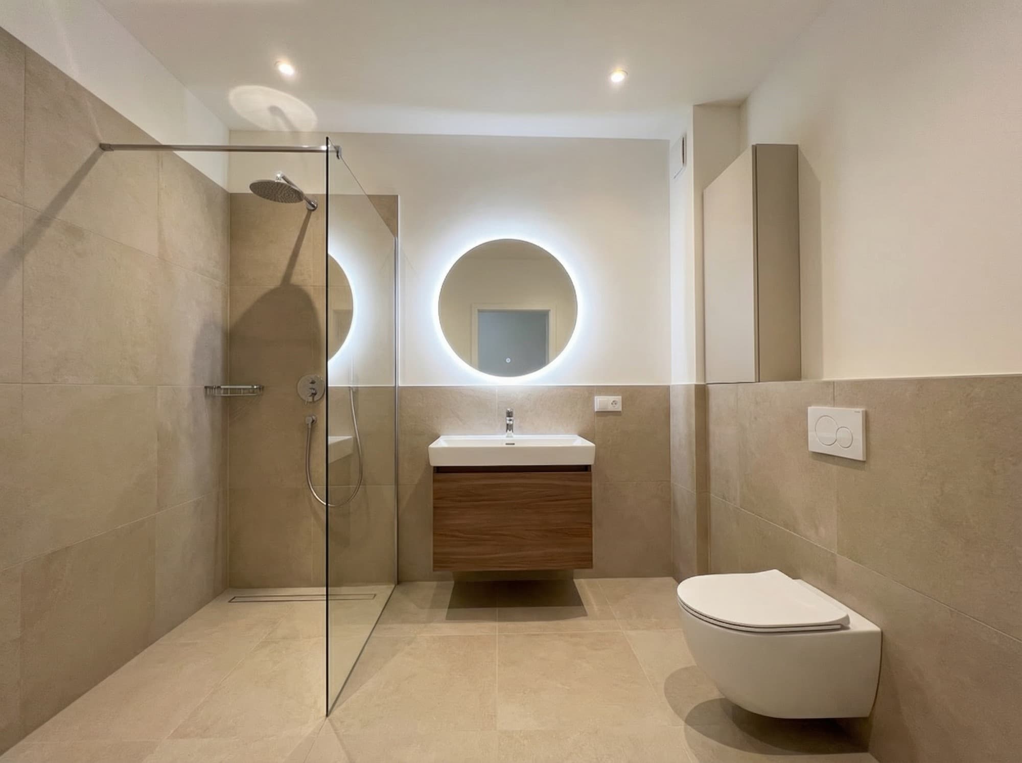 Wunderschön inszenierter bathroom mit KI-generierten Möbeln