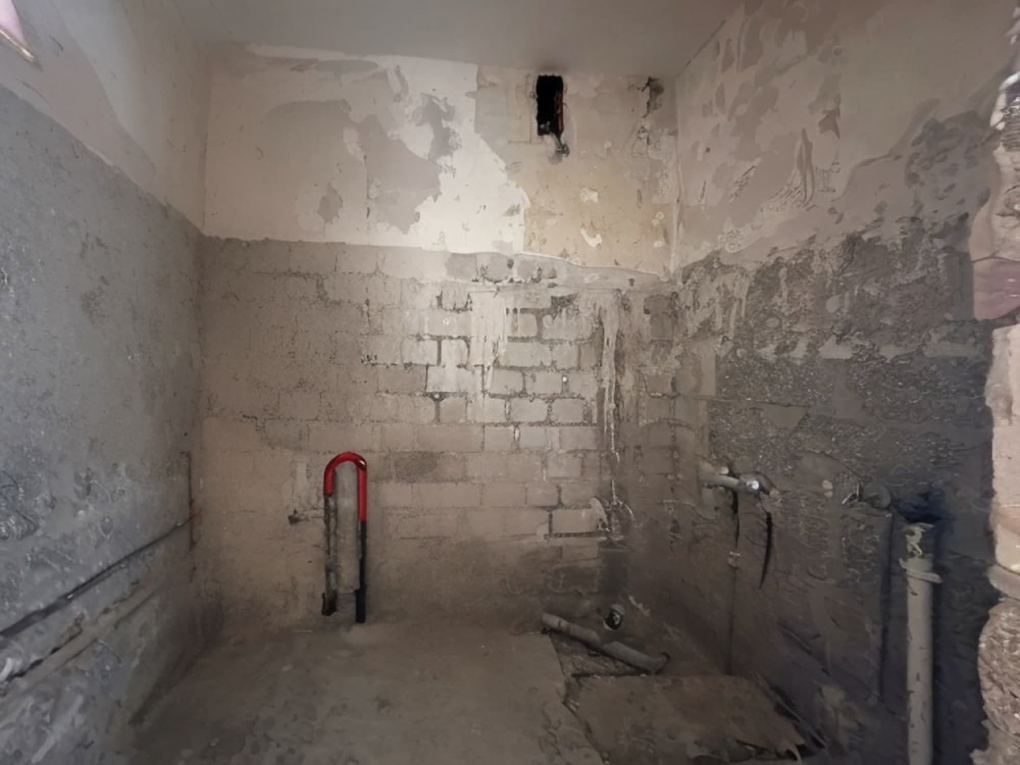 Leerer bathroom vor dem virtuellen Staging