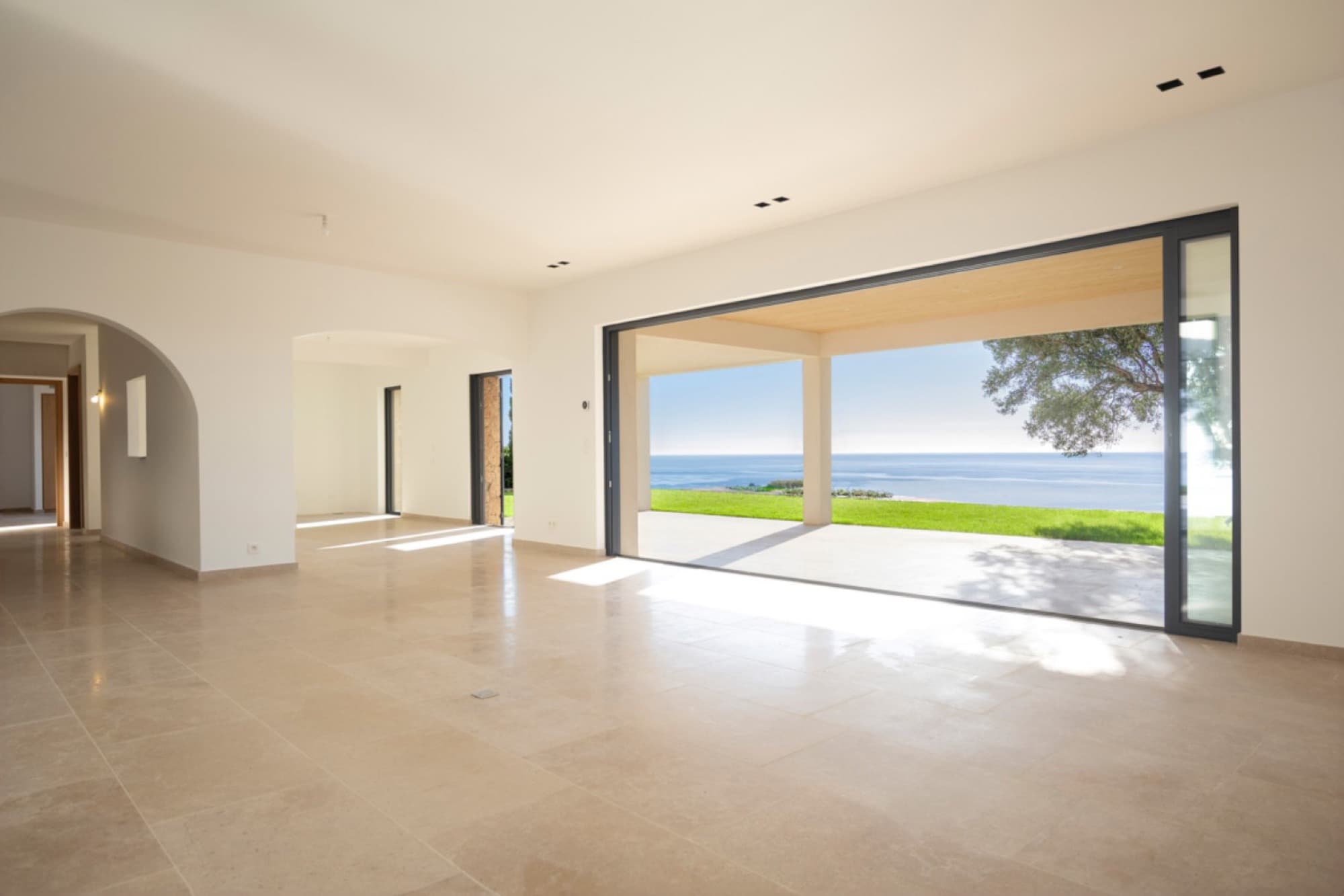 Leerer living vor dem virtuellen Staging