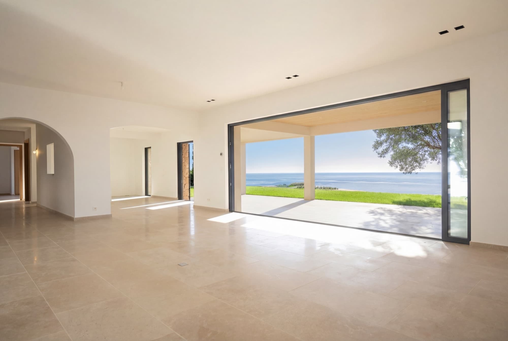 Empty room before virtual staging